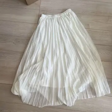 저널 스탠드 레리움 화이트 플리츠 롱 스커트