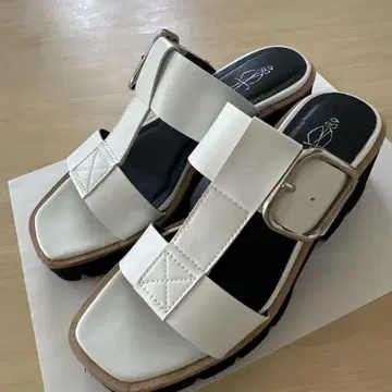 키다리 아저씨 화이트 버클 통굽 샌들 23cm