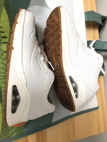 SKECHERS 화이트 스니커즈 23.5