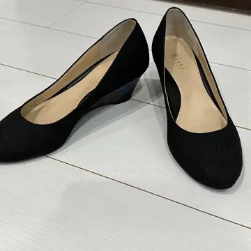 Pitti 피티 블랙 아몬드 토 웨지 힐 펌프스