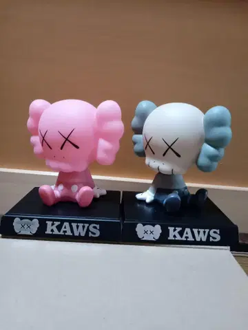 KAWS 피규어 2개 세트 핑크 그레이