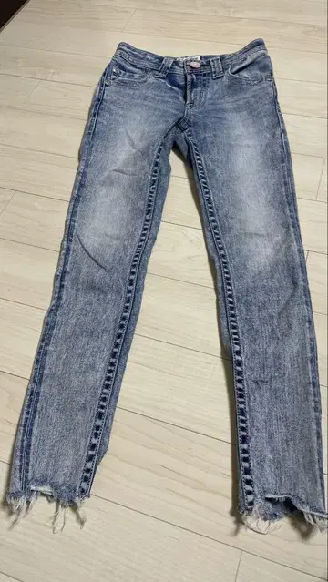 로데오크라운즈 라이트 블루 데미지 가공 스키니 데님