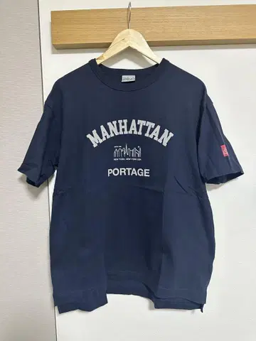 MANHATTAN PORTAGE 네이비 티셔츠