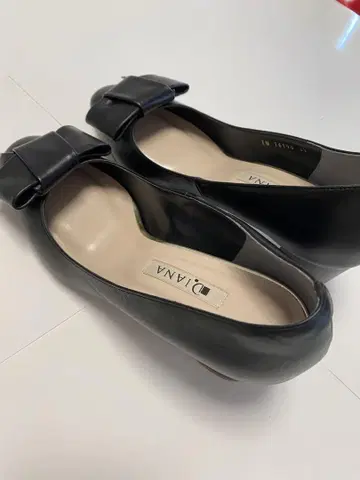 다이애나 블랙 리본 포함 펌프스 6cm 힐