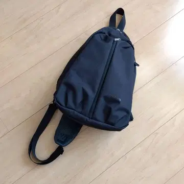접어서 세울 수 있는 발수 크로스 보디 숄더백 블랙