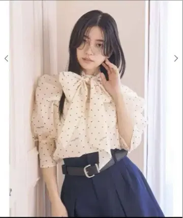 리본 포함 도트 무늬 블라우스