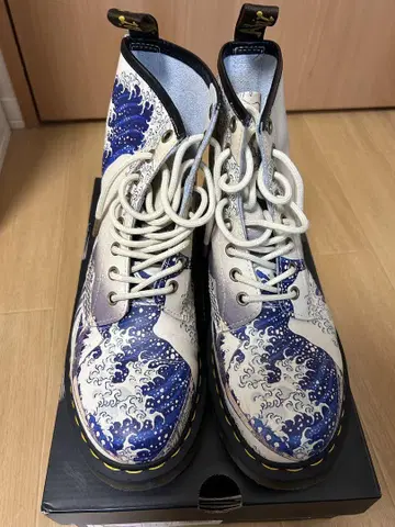 Dr. Martin 가쓰시카 호쿠사이 콜라보