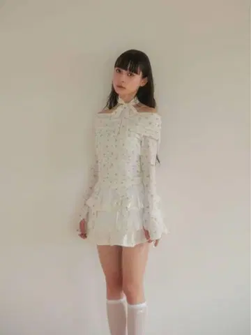 bubbles 시어 오프숄더 리본 상의 꽃무늬 화이트