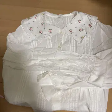PAR ICI 자수 장식 화이트 긴팔 블라우스