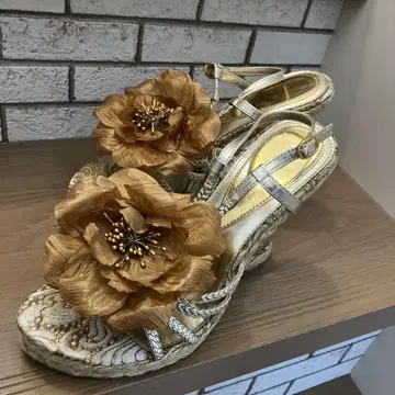 미사용 새상품 골드 웨지힐 샌들 꽃 모티브 10cm 힐 M 사이즈