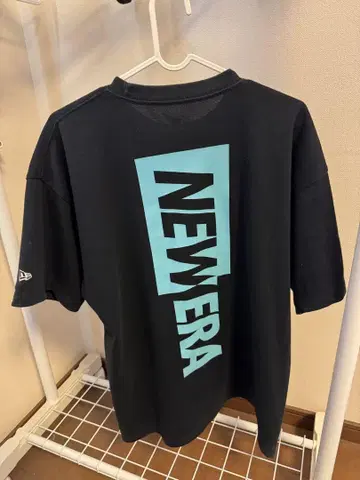 NEW ERA 블랙 T셔츠 백 프린트