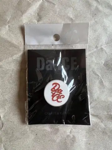 [ 흰색 빨간 글자 ] Da-iCE 핀즈 핀 배지