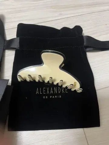 ALEXANDRE DE PARIS 아이보리 헤어 클립