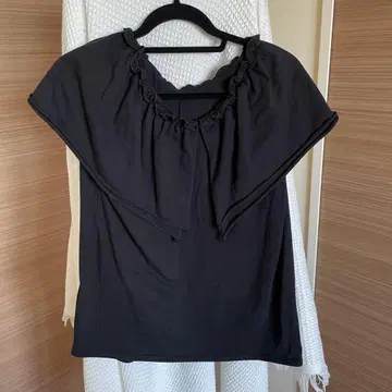 상의 블랙 프릴 소매 오프숄더