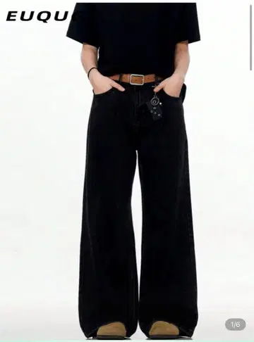 Wide-leg baggy jeans