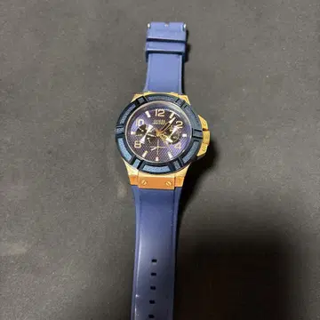 GUESS 네이비 골드 크로노그래프 손목시계