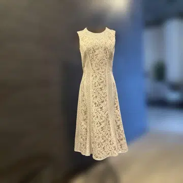 BCBG 등도 귀여운 아이보리 레이스 슬리브리스 원피스