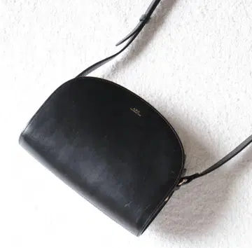 A.P.C. 하프문 백
