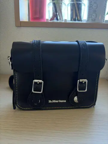 Dr. Martens 7인치 사첼백 (BLACK)