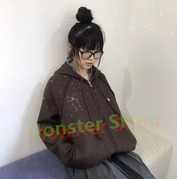 COYSEIO 다크 브라운 지퍼 디자인이 특징