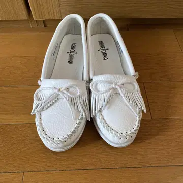 MINNETONKA 화이트 모카신 프린지