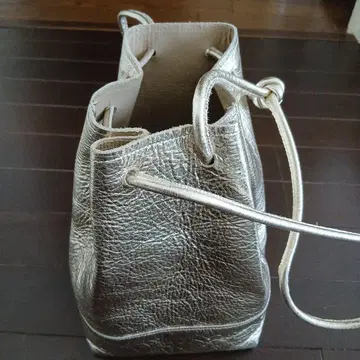메탈릭 실버 버킷형 숄더백