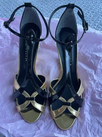 DIANA 블랙 금장 스트랩 힐 샌들 23.5cm