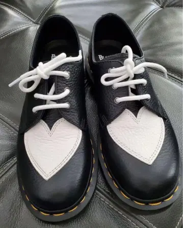 Dr. Martens 하트 모양 가죽 신발 로퍼
