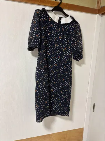 emino enina oh 네이비 꽃무늬 도트 반팔 무릎 기장 원피스
