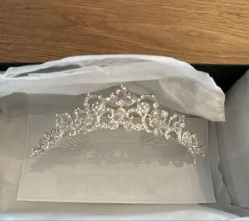 [새상품급] 와타베 웨딩 실버 크리스탈 티아라 빗 포함