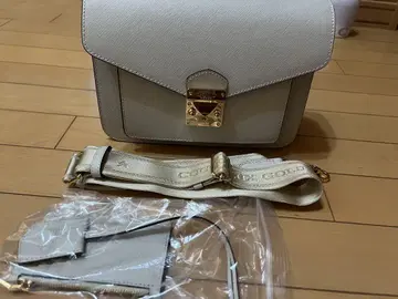 베이지 숄더백 골드 금장 장식
