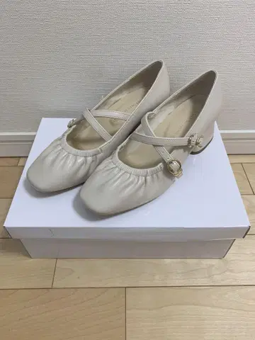 MAJESTIC LEGON 레이디 개더 스트랩 펌프스 아이보리