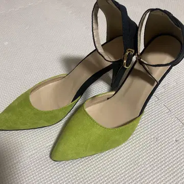 그린 및 블랙 스틸레토 하이힐