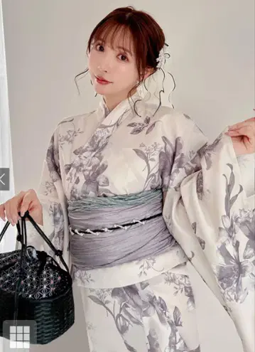 흰색 바탕에 보라색 꽃무늬 유카타와 오비 세트 세퍼레이트 원피스