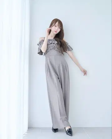 rosemuse 오프숄더 프릴 롬퍼 로제뮤