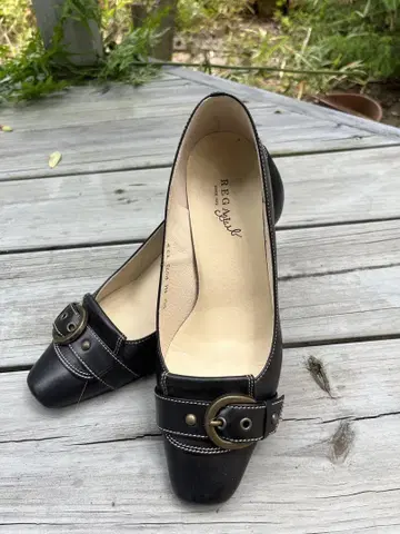 블랙 버클 장식 미디 힐 펌프스 23.5cm