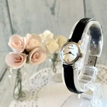 [새상품급] MARGARET HOWELL 손목시계 라운드 실버 구형 로고