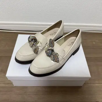 리본 포함 크림색 로퍼 24.0cm