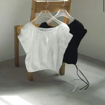 anuke Gather Offshoulder Tops