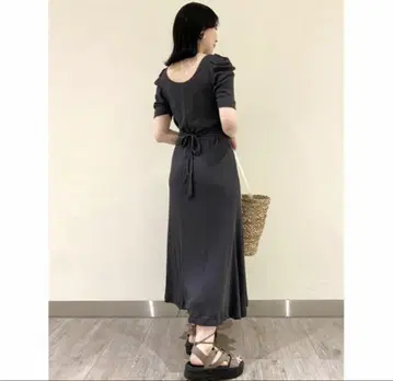 SNIDEL 스나이델 백 오픈 컷 원피스 차콜 그레이