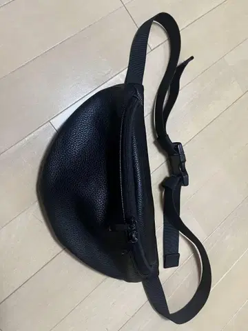 어반 리서치 인조 가죽 바디백