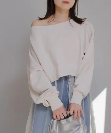 오프숄 피그먼트 맨투맨