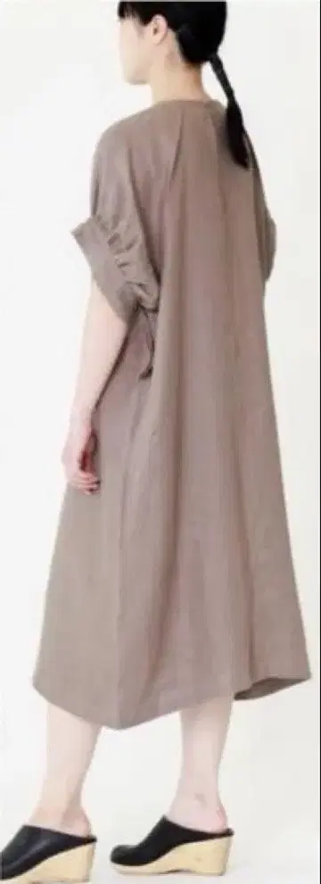 HOUSE OF LOTUS 미니 쭈리 개더 슬리브 드레스