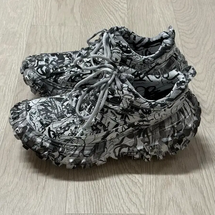 BALENCIAGA DEFENDER BOUNCER グラフィティ Balenciaga Bouncer Extreme Graffiti Print – Antidote Fashion and