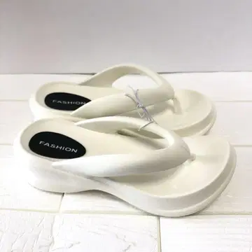 [미사용 새상품] 통굽 샌들 23cm 화이트 입체 디자인