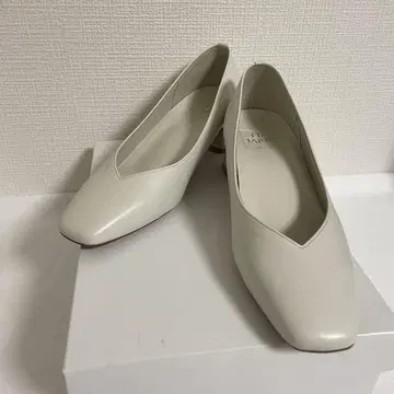 Le Talon 르탈론 화이트 V컷 펌프스 로우힐 무지