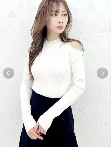 RESEXXY 숄더 오픈 니트탑 화이트