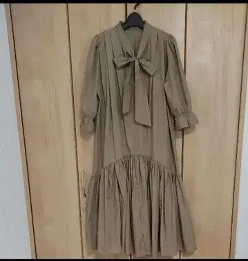 빅 사이즈 리본 포함 베이지 원피스 맥시 길이