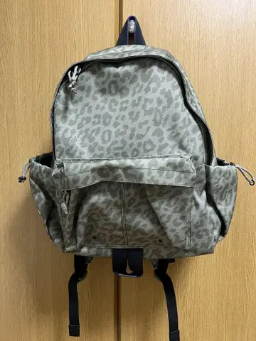뉴발란스 레오파드 무늬 올리브 백팩