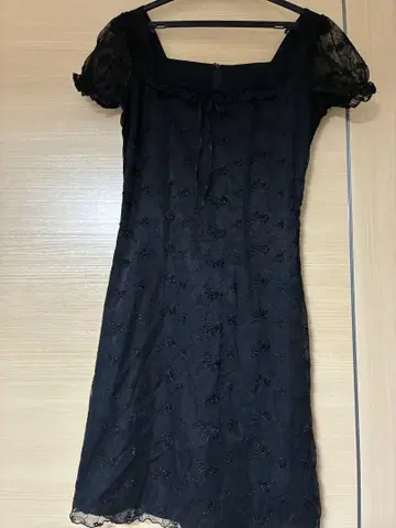 검은색 꽃무늬 자수 반팔 원피스